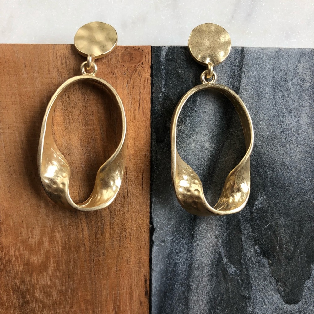 NWOT Drop Hoop with a Twist Earrings - Picture 2 of 4